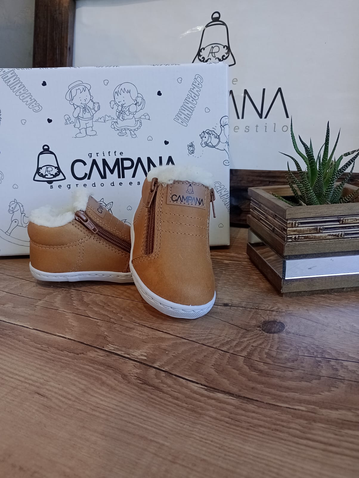 371 Botina infantil com lã caramelo